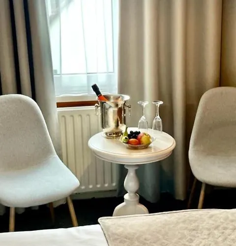 Отель De La Ruine 2*